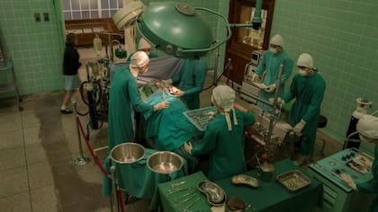 Una foto de archivo de la operación de 1967 que muestra al equipo liderado por el cirujano Christiaan Barnard