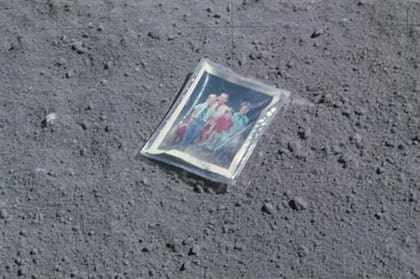 Una foto de Charlie Duke, su esposa Dotty y sus hijos, depositada en la Luna durante la misión Apolo 16, en 1972