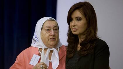 Una foto de diciembre de 2010: Hebe de Bonafini y la entonces presidenta Cristina Kirchner en la Casa Rosada