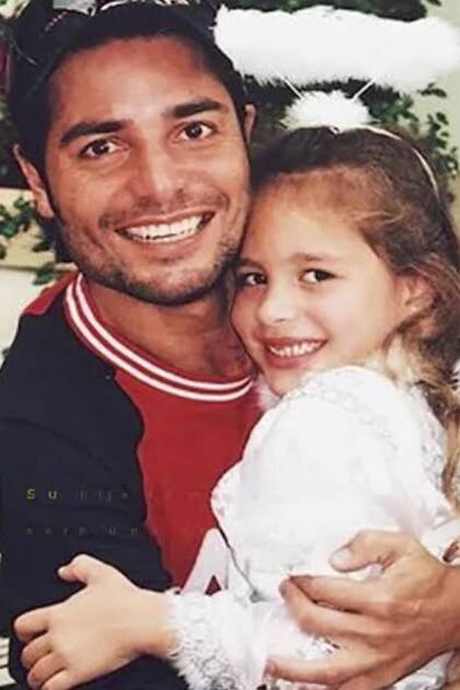 Una foto de Isadora de chica junto a su
papá. “Tiene mi bendición y mi apoyo”, reveló
el cantante sobre la carrera de su hija
