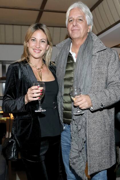 Una foto de junio de 2025, en la inauguración de una tienda de Eugenio Aguirre, en la que Lola llegó con Pepe Lagos, su novio de entonces