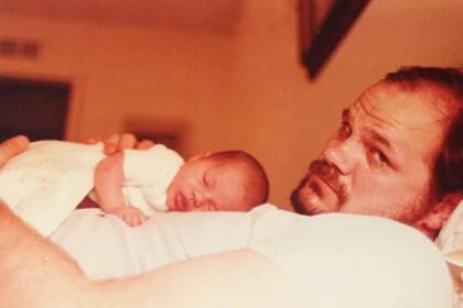 Una foto de la bebé Meghan en brazos de su padre, Thomas