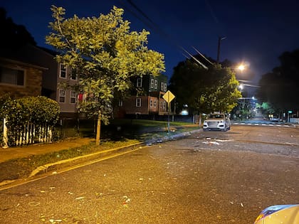 Una foto de la calle Meade después de que varias personas fueran baleadas la madrugada del miércoles 5 de julio de 2023, en Washington. (Luis Urbina/WJLA-TV via AP)