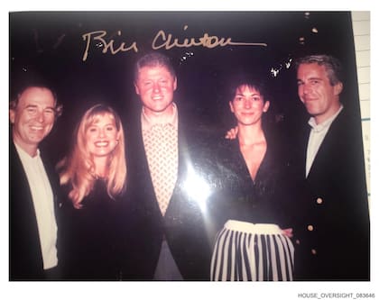 Una foto de la colección de Jeffrey Epstein, en la que aparecen Bill Clinton y Ghislaine Maxwell.