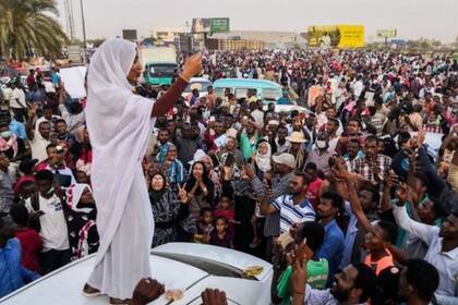 Una foto de la estudiante sudanesa y activista Alaa Salah durante las protestas se volvió viral en abril de 2019