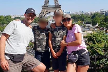 Una foto de la familia durante un viaje a Francia