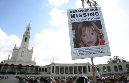 Una foto de la niña británica Madeleine McCann, desaparecida durante unas vacaciones con su familia en el resort de Praia da Luz, es exhibida en el santuario Nuestra Señora de Fátima, Portugal, 13 de mayo de 2007
