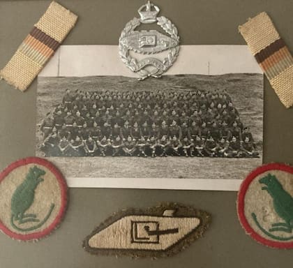 Una foto de las "green rats" con la medalla que representa a los tanquistas británicos arriba y los logos de esa compañía abajo