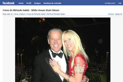 Una foto de Michaele Salahi, una de las intrusas en la cena de gala organizada por la Casa Blanca, con el vicepresidente Joe Biden, que fue publicada en Facebook