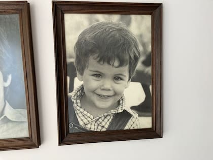 Una foto de Santiago Peña de bebé en el living familiar, en Asunción