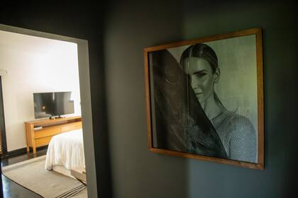 Una foto de su amiga María Vazquez, decora el hall del segundo piso.