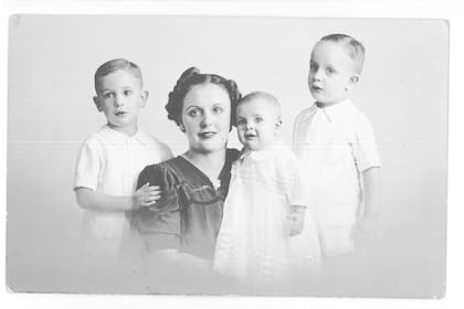 Una foto de su archivo personal, con su madre y hermanos / Gentileza PRHGE