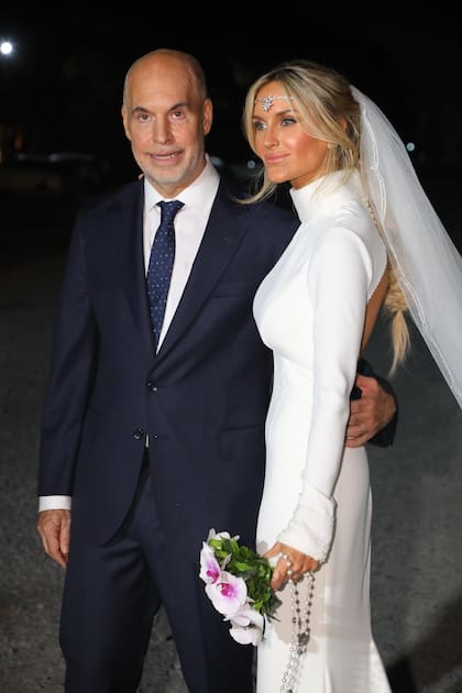 Una foto de su boda, una inolvidable celebración en Sofitel La Reserva Cardales. Ella llevó un vestido que Gabriel Lage creó especialmente para ella: un diseño al cuerpo en crêpe marroquí blanco nácar. Tanto los puños como el cuello llevaban bordados geométricos. El velo estaba realizado íntegramente con una técnica artesanal. El detalle: la diadema de cristales checos, tallada en cera de modelado y acabado en metal, realizado por Roxana Zarecki