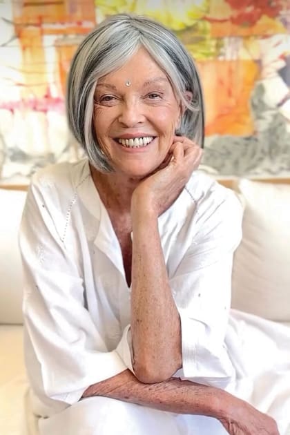 Una foto de su cuenta de Instagram con “Juanita”, su peluca, a la que despidió con emoción cuando le creció el pelo