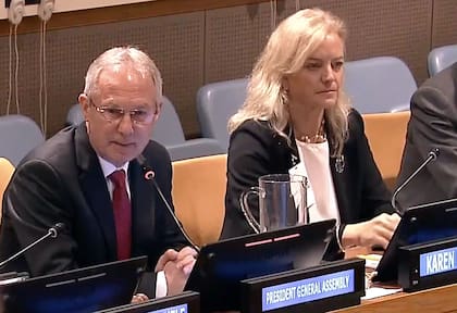 Una foto de su participación reciente en la Asamblea General (AG) de las Naciones Unidas, mayo 2023, junto al presidente de la AG, disertando sobre cómo la ciencia y el pensamiento crítico pueden contribuir a la solución de los desafíos globales