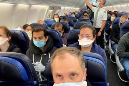 Una foto de un avión lleno de pasajeros en medio de la pandemia generó polémica este mes en Estados Unidos.