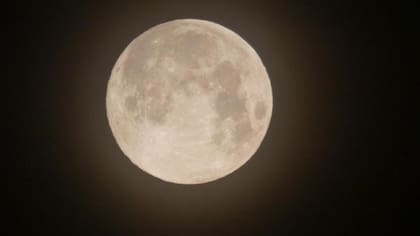 Una foto de una Superluna tomada desde Barcelona, en España