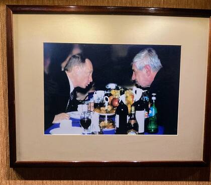 Una foto de Vladimir Putin con el pianista armenio Levon Malkhasyan, en el club de jazz Malkhas de Ereván