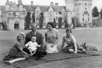 Una foto del 9 de septiembre de 1960, con la reina Isabel II y su marido, Felipe, duque de Edimburgo, con sus hijos, el príncipe Andrés (centro), la princesa Ana (izquierda) y Carlos, sentados en una alfombra de picnic frente al castillo de Balmoral en Escocia