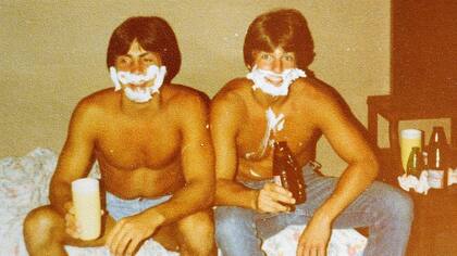 Una foto del actor junto a un amigo, en 1979