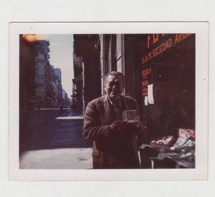 Una foto del álbum de Fu Manchu, frente a la Sociedad Argentina de Magia