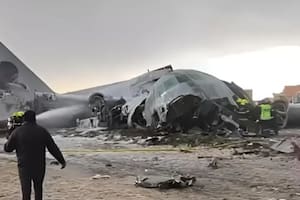 Se estrelló un avión que transportaba dinero en una avenida en Bolivia y la gente intentó saquearlo