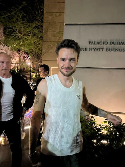 Una foto del cantante sacada por una de sus fans en la entrada del Palacio Duhau