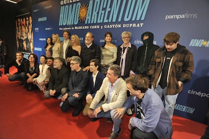 Una foto del equipo delante y detrás de cámara de Homo Argentum, en el preestreno del film realizado en Cinepolis Recoleta en agosto pasado