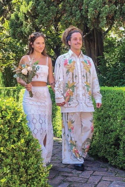 Una foto del look que los novios usaron cuando pasaron por el Registro Civil.