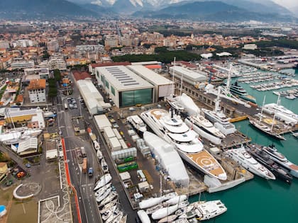 Una foto del mega yate Scheherazade en el porto de Marina di Carrara, en Italia. La embarcación es atribuida a Putin o a miembros de su círculo cercano. (Photo by Federico SCOPPA / AFP)