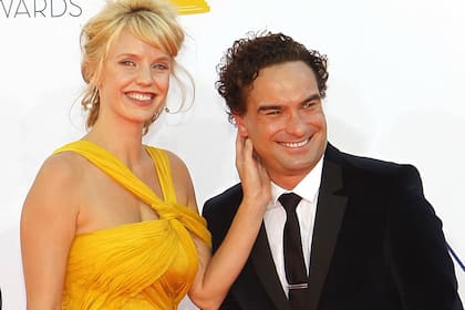 Una foto del pasado. Johnny Galecki y su novia, en la alfombra roja años atrás