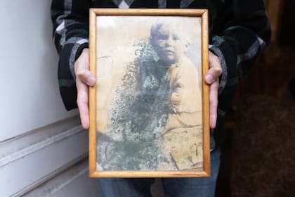 Una foto del Polaco Goyeneche bebé, a punto de perderse por la humedad.