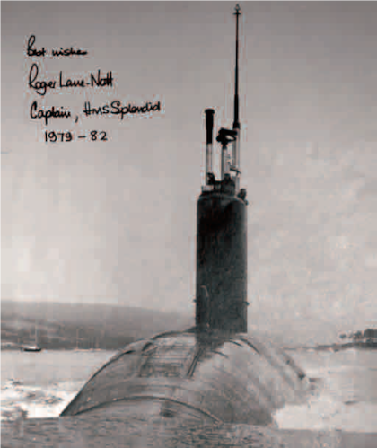 Una foto del submarino nuclear HMS Splendid firmada por su capitán, Roger Lane-Nott