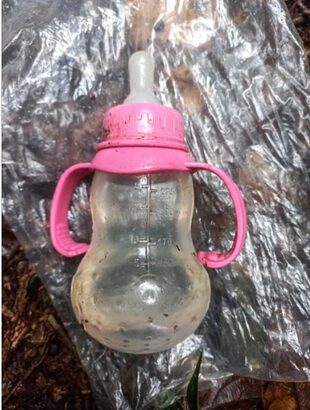 Una foto difundida por el ejército colombiano muestra una mamadera encontrada en el bosque en una zona rural del municipio de Solano, departamento de Caquetá, Colombia, el 17 de mayo de 2023.
HANDOUT - Colombian army