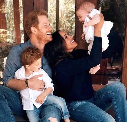 Una foto familiar de los Sussex junto a sus dos hijos