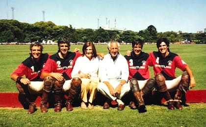 Una foto familiar, gracias a aquel Coronel Suárez de cuatro hermanos que disputó entre 2002 y 2004 la Copa Cámara de Diputados: José Ignacio, Santiago, Benjamín y Diego Araya, junto a su papá, Horacio, y su mamá, María Estela.