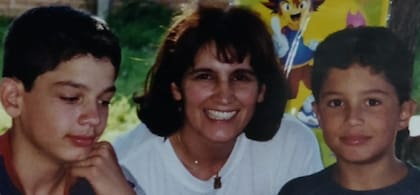 Una foto familiar que Rosa guarda con mucho cariño: la acompañan sus dos hijos: Nicolás y Federico.