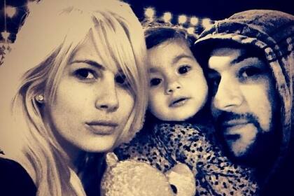 Una foto familiar. Shayne junto a su pequeña y su marido, en tiempos más felices.
