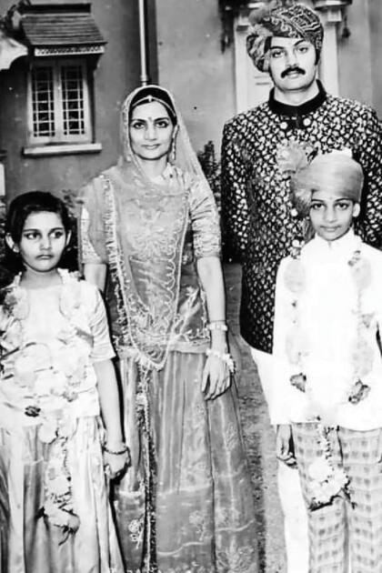 Una foto familiar tomada en 1976, cuando Manvedra tenía 11 años. Tomada en el palacio de Vijay, durante el festival de Dusera. En la imagen aparecen sus Majestades de Rajpipla: el maharajá Raghubuir Singh Gohil y su mujer, la maharani Rukmani Devi.  A la izquierda, la hermana de Manvedra, la princesa Minaxi Kumari. 