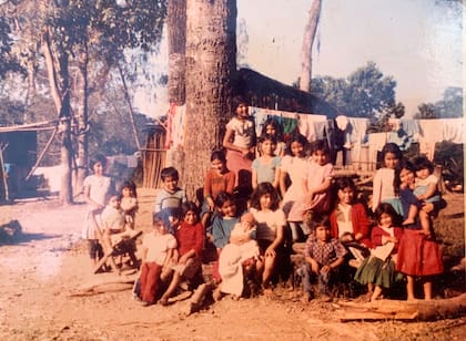 Una foto grupal de muchos de los niños del paraje el Candado, donde vivían apenas ocho familias