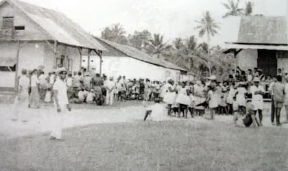 Una foto histórica de 1971 muestra el momento en que la población de Chagos recibe el anuncio británico sobre la deportación masiva de sus tierras