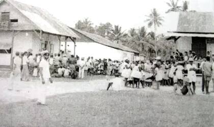 Una foto histórica de 1973 muestra el momento en que la población de Chagos recibe el anuncio británico sobre la deportación masiva de sus tierras