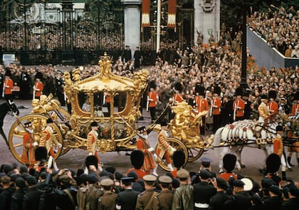 Una foto histórica de Isabel II en la carroza de Oro, que mide siete metros de largo y 3,6 metros de alto y es de madera, no de oro. 
