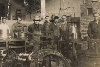 Una foto histórica de la primera fábrica de IPH y sus trabajadores