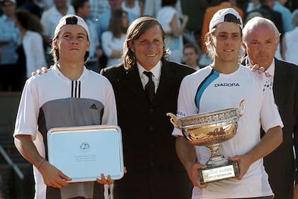 Una foto histórica: Gaudio, con la Copa de los Mosqueteros que le entregó Guillermo Vilas, y la frustración de Coria