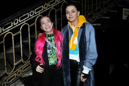 ¡Una foto juntas! Torres y Pérez posaron para los fotógrafos antes de entrar a ver el nuevo show de Jimena