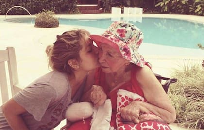 Uma foto com sua querida avó, Doña Alda