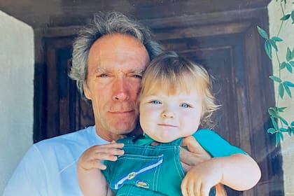 Una foto junto a su famosísimo papá cuando ella era bebé. Con esa postal lo saludó en su Instagram por el Día del Padre en 2025