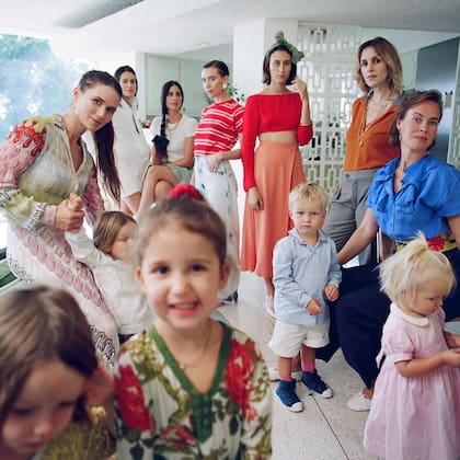 Una foto junto a sus amigas e hijos, que tomó su marido