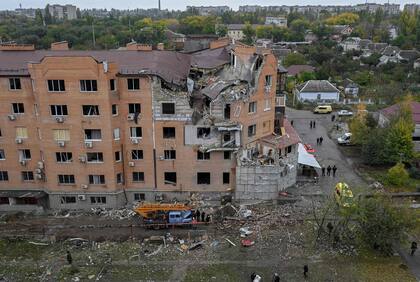 Una foto muestra un edificio dañado tras un ataque con cohetes en Mykolaiv el 23 de octubre de 2022 durante la invasión rusa de Ucrania. 